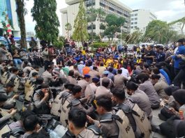 BEM se Kalsel Gelar Aksi di DPRD, Tolak RKUHAP dan Soroti Transmigrasi