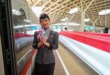 Meriahkan HUT RI, PT KCIC Kibarkan Bendera Merah Putih 208 Meter di Sepanjang Kereta Cepat Whoosh