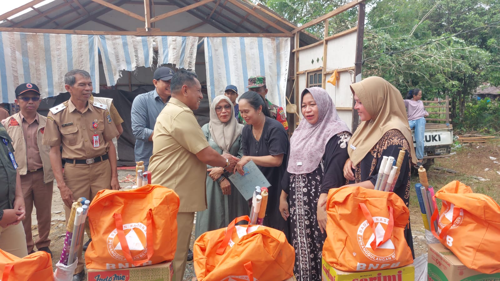 Tanggap Darurat Puting Beliung di Desa Sungai Pinang, Wabup Tanah Laut Turun Langsung Berikan Bantuan