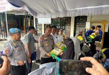 Polresta Banjarmasin Bagikan Beras Kepada Ratusan Warga Kurang Mampu