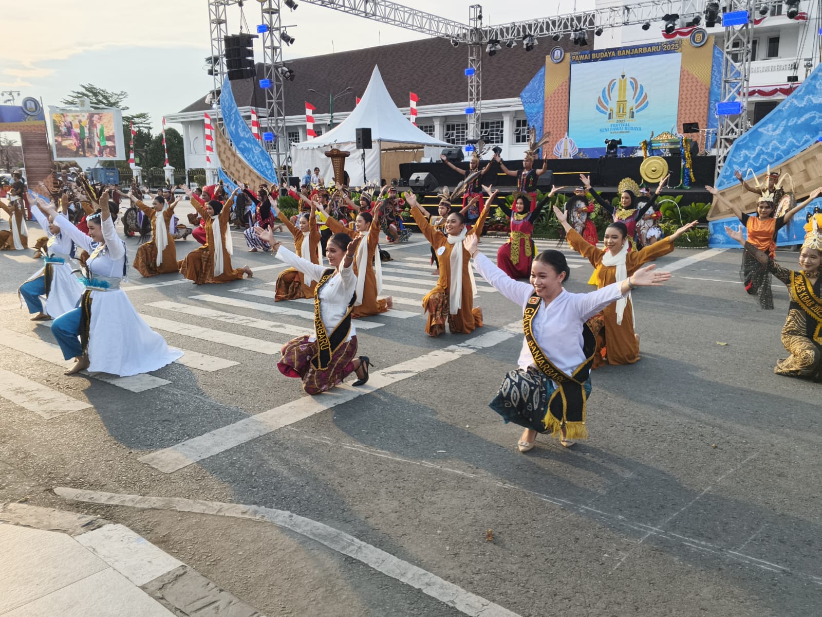 Festival Pawai Budaya dan Seni Banjarbaru 2025 Resmi Dimulai, Panggung Seni Hingga UMKM Gratis untuk Warga