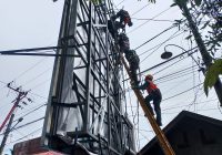 Tersetrum Saat Pasang Banner di Banjarbaru, Seorang Pekerja Alami Luka Bakar