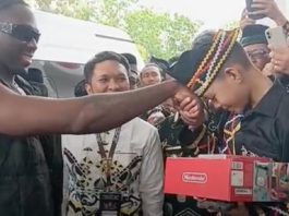 HEBOH! Rapper Melly Mike Peluk Bocah Viral Pacu Jalur, Dikha Dapat Hadiah Game di Kuansing