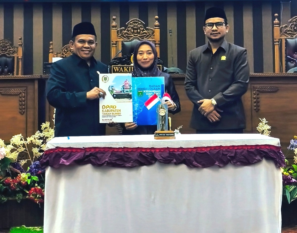 foto bersama usai pengesahan perda