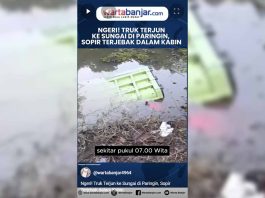 VIDEO - Ngeri! Truk Terjun ke Sungai di Paringin, Sopir Terjebak dalam Kabin