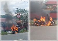 Motor Matic Ludes Terbakar di Pinggir Jalan Trans Kalimantan, Warga Basarang Bertindak Cepat