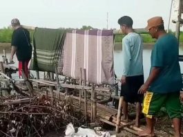 VIRAL! Jenazah di Indramayu Ditandu Pakai Sarung, Warga Terjebak di Kampung Terisolasi