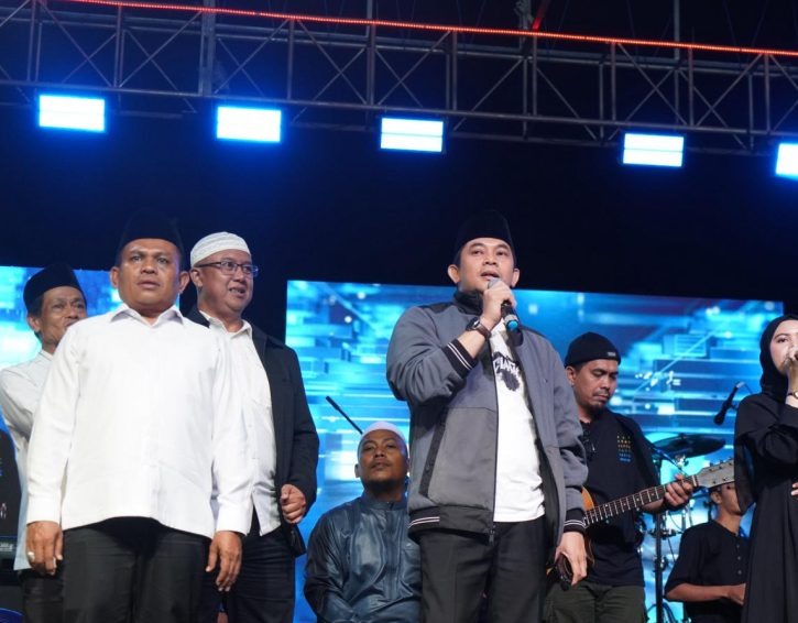 suasana saat aksi bershalawat di depan Masjid Agung Al Falah