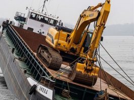 WADUH! Tongkang Bermuatan Alat Berat Terbalik di Kapuas, Evakuasi Diprediksi Super Rumit!