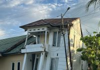 BREAKING NEWS Rumah Hampir Roboh di Jalan Uvaya