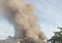 Api di Aluh-aluh, Asap Tebal Keluar dari Sebuah Bangunan Kayu