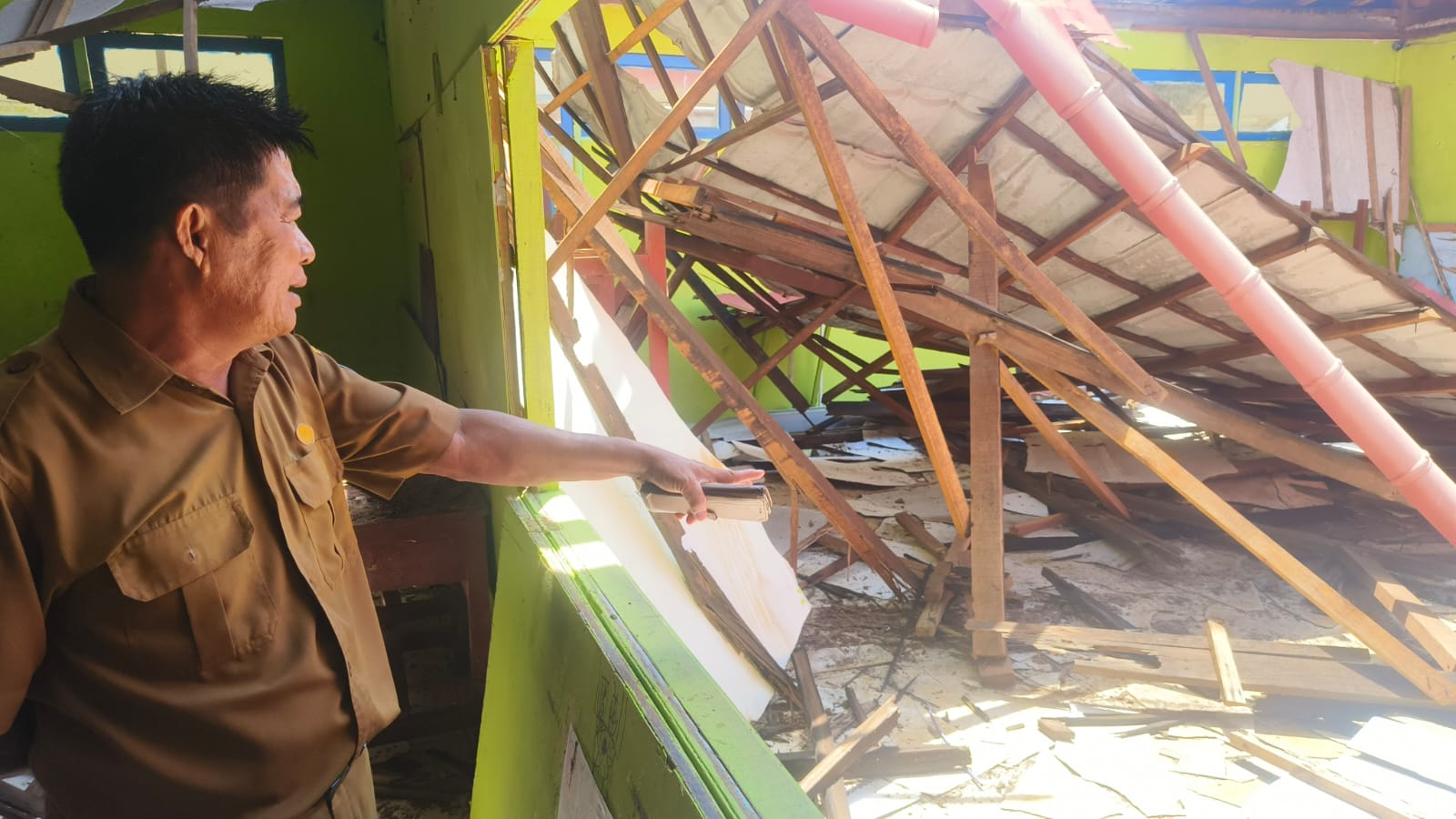 Atap ambruk di SDN Tinggiran Darat ambruk2