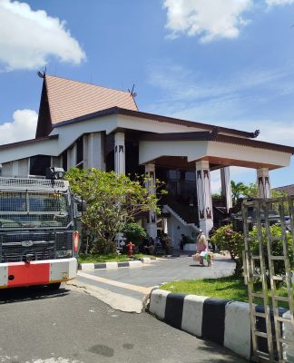 Water Cannon Siaga di Halaman Gedung DPRD Kalsel