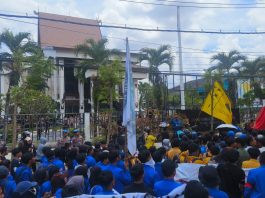 Massa Aksi Penuhi Depan Gedung DPRD Kalsel