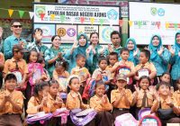 Ketua TP PKK Balangan Salurkan Bantuan Perlengkapan Sekolah ke SDN Ajung