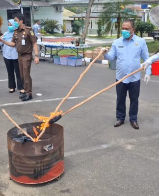 Kejari Banjarbaru Musnahkan Barang Bukti dari Puluhan Kasus Pidana, Termasuk Sabu 14 Kg dan Ratusan Botol Miras