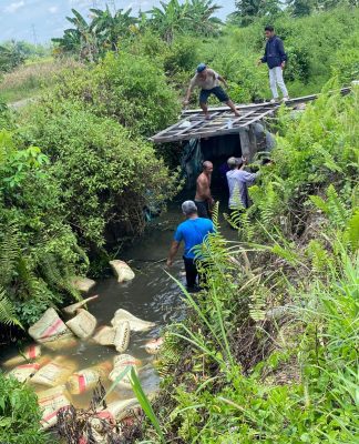 Truk Bermuatan 160 Sak Semen Terjun ke Sungai di Lingkar Kapar