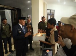 Kejutan Ulang Tahun untuk Bupati Tanah Laut dari Para Jurnalis