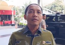 VIRAL! Menhut Raja Juli Main Domino Bareng Tersangka Pembalak Liar, Azis Wellang: "Saya Tak Kenal"
