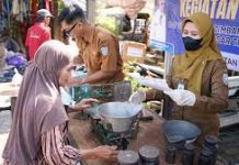 Lindungi Pedagang dan Konsumen Saat Bertransaksi, DKUMPP Banjar Gelar Tera Ulang di Pasar Karang Intan