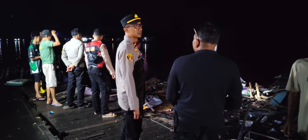 Polsek Aluh-aluh saat mendatangi lokasi rumah ambruk
