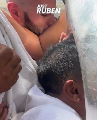 Sedang Umrah, Ruben Onsu Bersyukur Dimudahkan Mencium Hajar Aswad