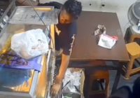 Pelaku Pencuri Uang di Warung Ayam Geprek Pekapuran Raya Terekam CCTV