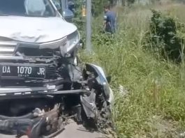 Sepeda Motor Ringsek Terjepit di Kolong Mobil di Tol Mali-Mali