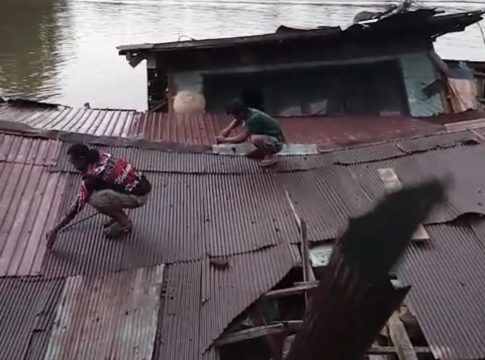 Rumah Roboh di Aluh-Aluh, Bangunan Ambruk ke Sungai