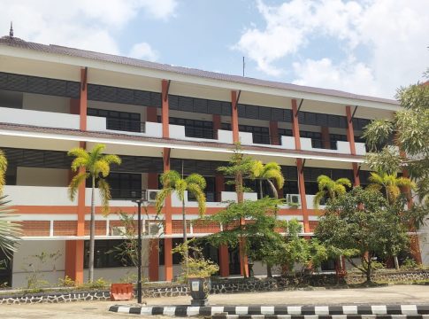 Hujan Tak Surutkan Antusiasme! Ribuan Siswa Sekolah Rakyat Padati Banjarbaru Sambut Prabowo di SRT 9