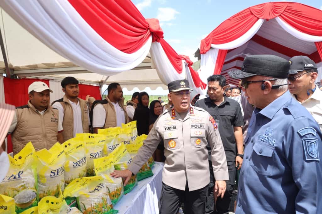 Suasana penjualan beras SPHP oleh Satgas Pangan