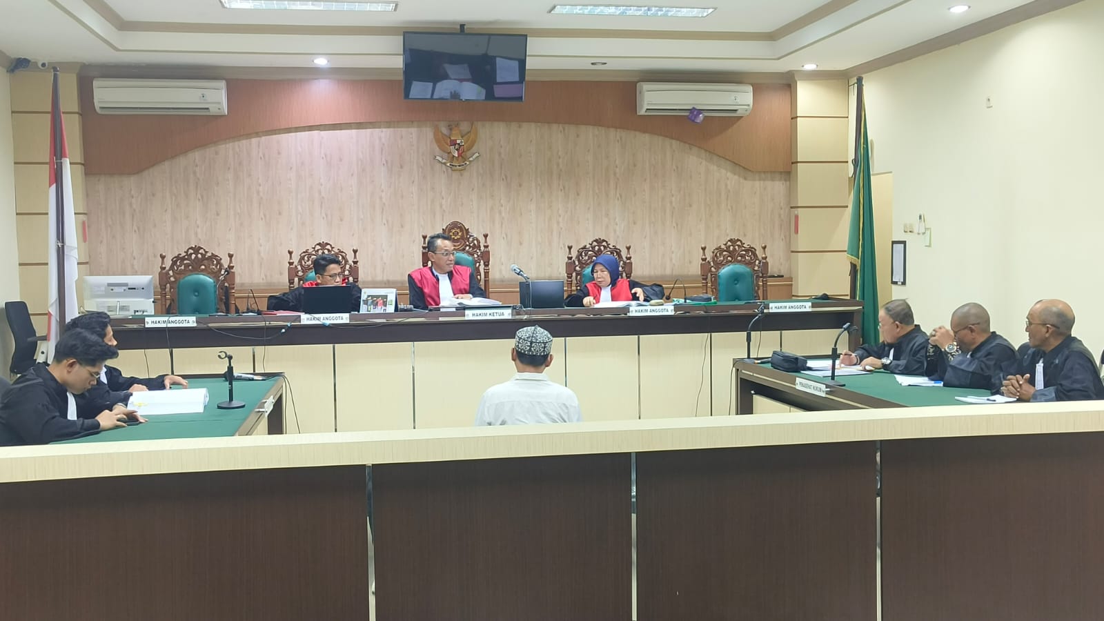 Terdakwa Reza saat menjalani sidang