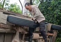 Truk Terbalik di Depan Kantor Polsek Gambut