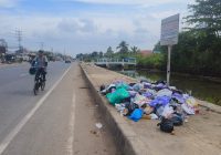 NEKAT! Warga Buang Sampah di Trotoar Handil Bakti, Satpol PP Batola Langsung Bertindak