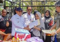PEDULI PENDERITAAN WARGA! Wabup HST Turun Langsung Serahkan Bantuan untuk Korban Kebakaran