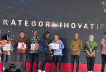 Pemkab Tanah Bumbu Terima Penghargaan Stand Kategori Inovatif di AOE 2025