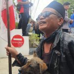 Ikut Aksi di Depan DPRD Kalsel, Pria Ini Bawa Anjing Bertulisan "Aku Bukan DPR"