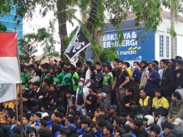 Bendera One Piece Berkibar di Tengah Aksi Demo di Depan DPRD Kalsel