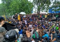 Aksi Unjuk Rasa di Depan DPRD Kalsel Tetap Berlanjut Meski Diguyur Hujan