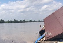 Dihantam Tongkang, Rumah Warga dan Sejumlah Fasilitas Umum di Desa Sungai Saluang Batola Ambruk