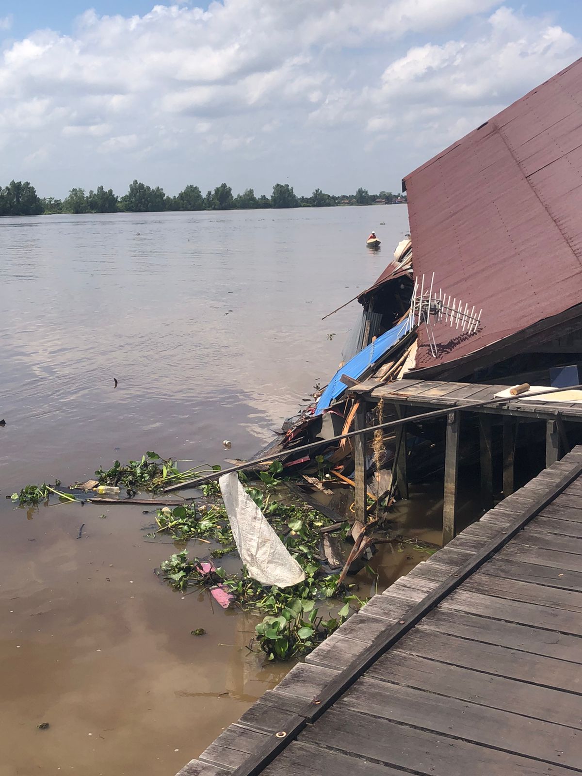 Dihantam Tongkang, Rumah Warga dan Sejumlah Fasilitas Umum di Desa Sungai Saluang Batola Ambruk