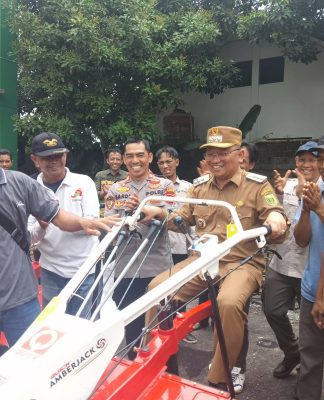 H. Fani Serahkan Ratusan Alsintan Kepada Kelompok Tani di Tabalong