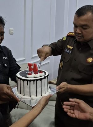 PWI Tanah Laut Beri Kejutan Ulang Tahun untuk Kajari