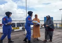 Polwan Ditpolairud Polda Kalsel Gelar Aksi Sosial Bagikan Sembako