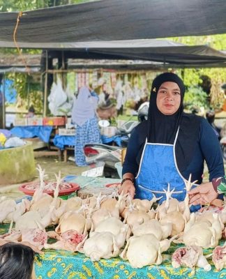 Harga Daging Ayam di Pasar Keramat Barabai Stabil, Ayam Kampung Tembus Rp50 Ribu per Kg