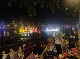 Antusiasme Warga Banjarmasin Meriahkan Festival Jukung Hias Tanglong di Sungai Martapura