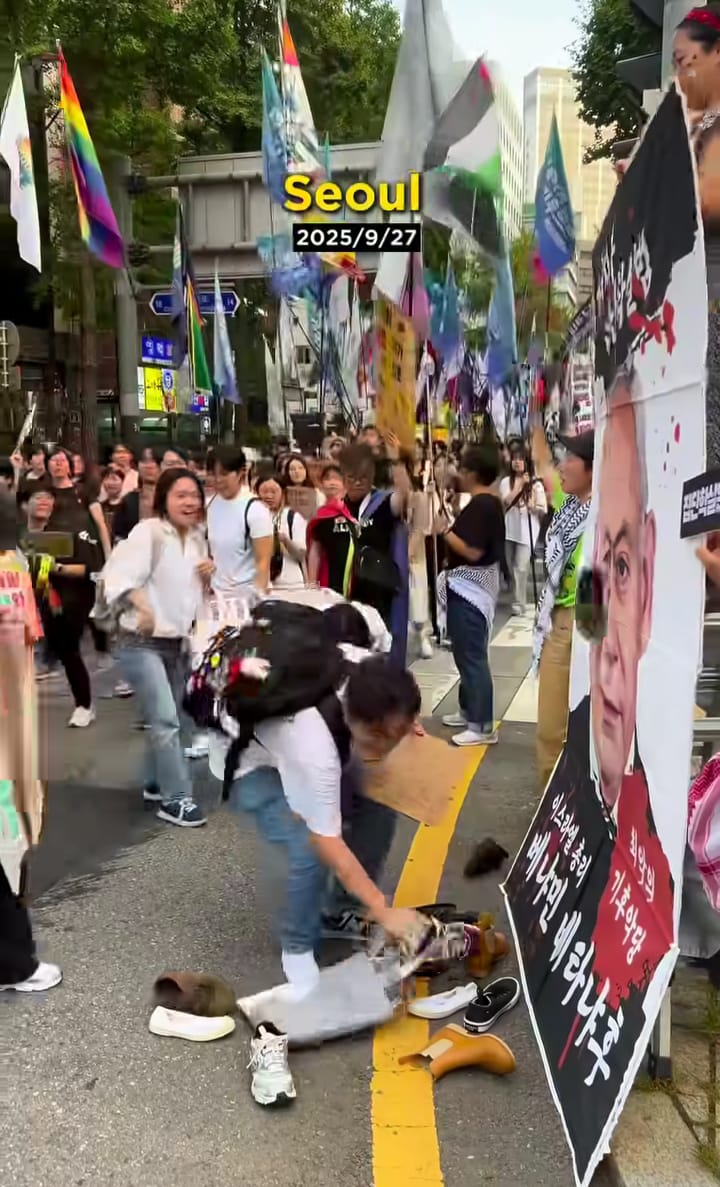 Tuntut Kemerdekaan Palestina, Pengunjuk Rasa di Seoul Lempar Sepatu ke Gambar Wajah PM Israel Benjamin Netanyahu