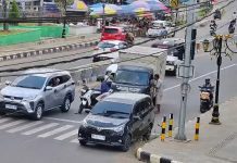 UPDATE! Mobil Box PT MAJU Tabrak Motor &amp; Mobil Lalu Kabur, Korban Kecewa: “Kami Tunggu, Tapi Sopir Malah Gaspol!”