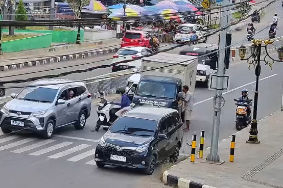 mobil tabrak