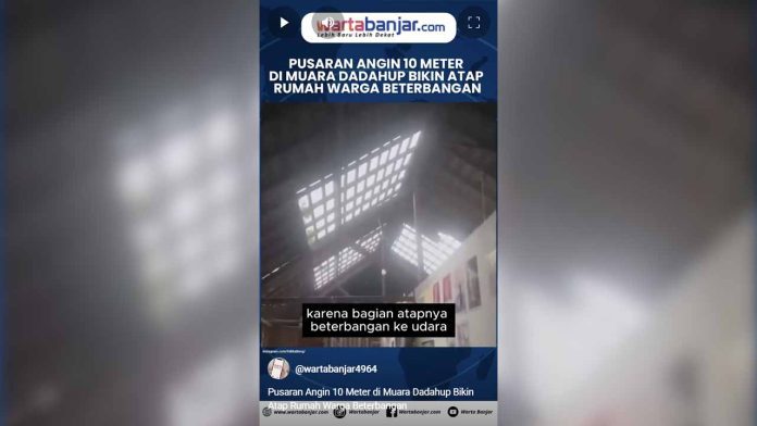VIDEO - Pusaran Angin 10 Meter di Muara Dadahup Bikin Atap Rumah Warga Beterbangan